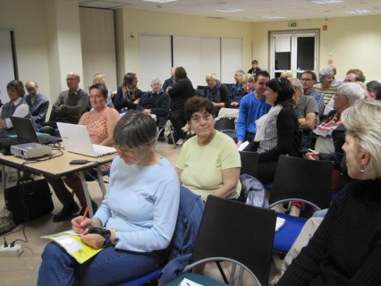Le  14 octobre dernier une cinquantaine de personnes du groupe des Amis de La Vie Pas-de-Calais 2 se sont retrouvées à Saint-Martin-au-Laërt pour mieux comprendre l'autisme de haut niveau avec l'association Asperger et le Centre ressources autismes du Nord-Pas-de-Calais. L'autiste Asperger n’a pas de déficience intellectuelle mais des problèmes dans les relations sociales faute de savoir reconnaître ou utiliser les codes sociaux. S'ajoutent souvent des difficultés psychomotrices. Grâce au témoignage d’un jeune adulte autiste qui a su progresser avec l'aide de l'association Asperger (AVC), les auditeurs ont découvert les aspects de cet handicap ignoré et leur a permis d'avoir un regard plus positif envers les personnes qui souffrent.                Marie-Agnès Lamotte 