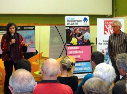  Avec fougue et conviction, la réalisatrice Marie-Monique Robin a enthousiasmé les nombreux Angevins venus le 26 novembre pour visionner et débattre de son documentaire « Sacré croissance ! ». Diffusé le 4 novembre sur Arte, ce film percutant bat en brèche les idées reçues sur la croissance et met en lumière des modèles alternatifs de développement durable. L'essor des monnaies locales, la banque communautaire Palmas au Brésil, ou encore l’indice de « bonheur national brut » du Bhoutan sont autant d'exemples qui donnent envie de croire à un changement de société !