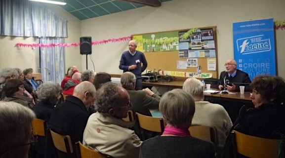 Samedi 6 décembre, le groupe d'Amis de Loire-Atlantique a accueilli une quarantaine de personnes pour la conférence de Jean Mercier, journaliste à La Vie, venu nous parler du célibat des prêtres, thème de son dernier livre. Après nous avoir parlé des débuts de l’Église jusqu’à la fin du Ier siècle,  Jean Mercier a présenté les arguments pour ou contre l'union des prêtres, en s'appuyant sur les rencontres faites avec des membres des clergés protestants et orthodoxes. 