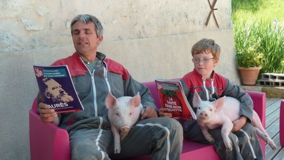Notre correspondant des Amis de La Vie en Charente (16) a de l'humour. David est éleveur de porcs biologiques dans la région d'Angoulême et il est de longue date abonné à La Vie. En ce début d'année, il nous fait un clin d'oeil et nous montre son attachement à La Vie et à son travail. Merci David pour la pose avec ton fils et à bientôt aux Assises de l'écologie de La Vie. 