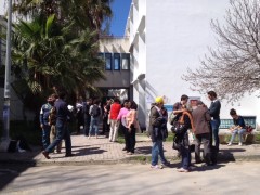 Sur le campus, on noue facilement la conversation.