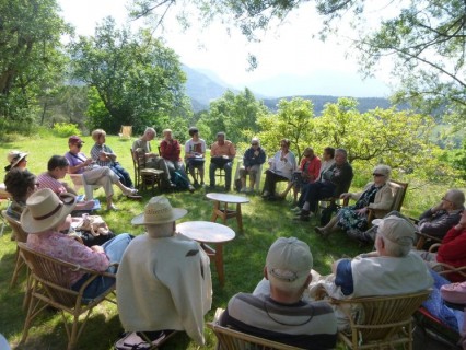 Samedi 30 mai le groupe des Amis de Drôme-Ardèche a convergé vers la petite ville de Die pour une rencontre de fin d'année. Pas de thème particulier autre que le plaisir de se retrouver, assez nombreux d'ailleurs (environ 25), à l'ombre d'un saule vénérable, pour un bilan de nos activités. Occasion de poser quelques jalons pour l'an prochain, d'évaluer nos projets et nos ambitions... L'après-midi s'est terminé à l'abbaye de Valcroissant, merveilleusement blottie aux pieds des falaises de Glandasse, sous la conduite érudite et délicate de Rémi Légault, le fils de Marcel Légault qui a su nous faire ressentir l'aventure spirituelle et très temporelle du lieu. Paul Michalon