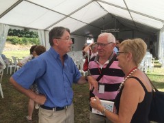 Éric Dupin discute avec les lecteurs de La Vie après sa conférence.