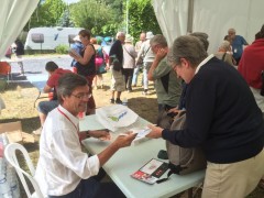 Jo Spiegel dédicace son livre « Faire (re)naître la démocratie », à l'université d'été. 