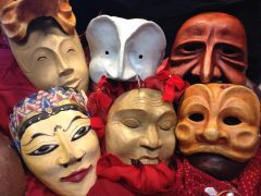 Découvrir la liberté sous le masque, avec la comédienne Dominique Posca. 