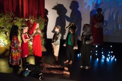 Spectacle des enfants animé par la comédienne Dominique Posca. © Michel Gasarian/Signatures