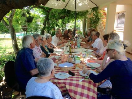 Les groupes de Canet et de Montpellier se sont réunis ce samedi 25 Juin à Canet chez Anne-Marie et Jean-Claude Rouanet. Nous étions une vingtaine et les nouveaux venus se sont trouvés des connaissances communes... Ainsi de nouveaux liens sont venus renforcer ce partage autour d'une table bien garnie grâce à la contribution de tous avec l’apport de mets variés, copieux et savoureux !! L’ambiance a été très rapidement chaleureuse et nous avons même poussé la chansonnette avec El Canto. Nous allons suivre la proposition de l’un d’entre nous : " il faudrait faire cela deux fois par an !"