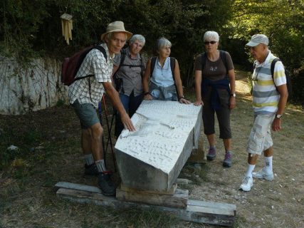 Photo de groupe prise sur le « sentier des pierres » à Roissiat (commune de Courmangoux - 01370)