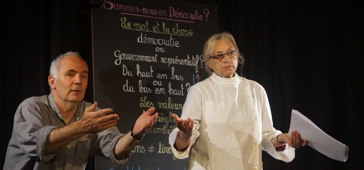 La démocratie en pièce