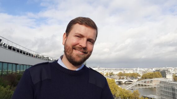 Pierre Jova sur la terrasse de l'immeuble du Groupe Le Monde