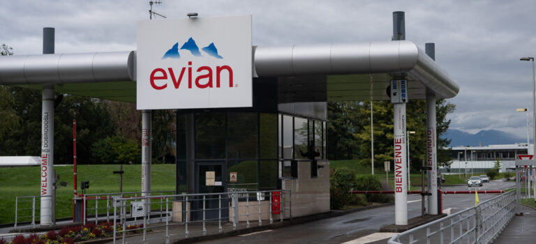 A l’usine d’Evian, entre objectifs verts et paradoxes environnementaux A l’usine d’Evian, entre objectifs verts et paradoxes environnementaux